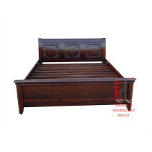 Cama de madera oscura